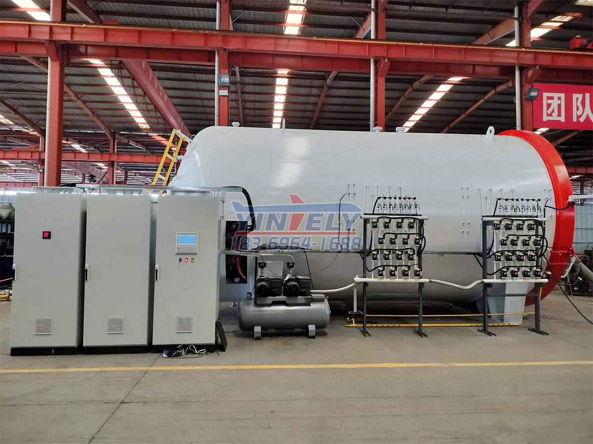 <b>大型全自動飛機(jī)機(jī)翼真空熱壓罐</b>